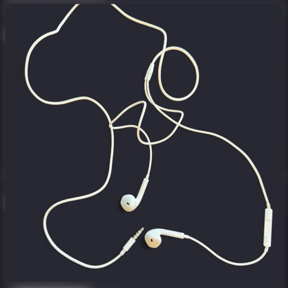 Official Apple EarPods with 3.5mm Headphone Plug - White